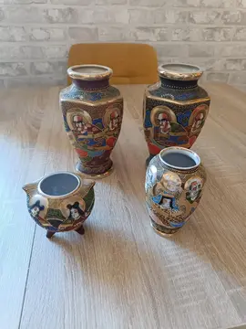 Ensemble de vases japonais