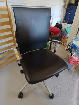 deux fauteuils de bureau
