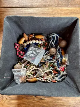 boîte de perles diverses