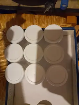 9 petits pots de yaourt