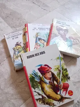 4 livres rouge et or