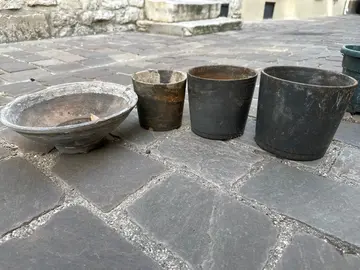 lot cache pot gris en terre cuite