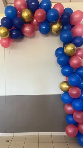 Arche de ballons rouges, bleus, dorés (sans arche à accrocher) + happy birthday doré + 40 dorés