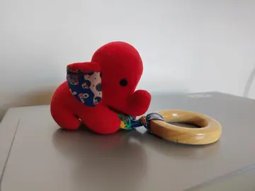 Hochet éléphant rouge