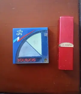 fard a paupières et rouge à lèvre