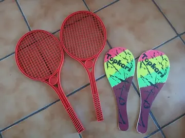 2 paires de raquettes sans les balles