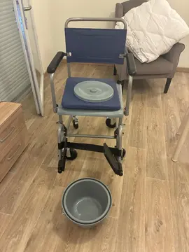 Chaise percée (neuve ) + 1 autre utilisée