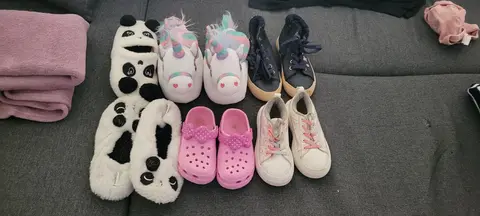 chaussons et vêtements 5-8 ans