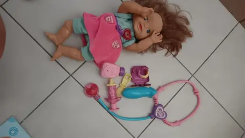 poupée parlante avec accessoires