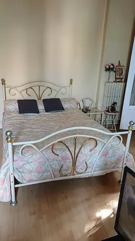 lit 140 métallique et sa table de chevet ( sans sommier et matelas ) se démonte