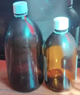 2 bouteilles en verre brun, 1L et 1 demi litre