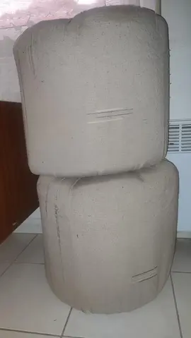 2 poufs