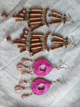 Deux paires de boucles d'oreilles pendantes