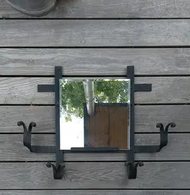 cadre en fer forgé et miroir
