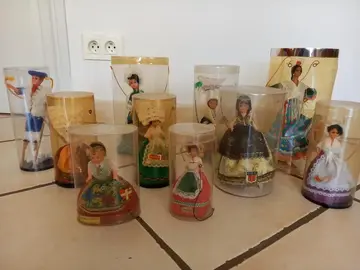 lot de poupées régionales de collection