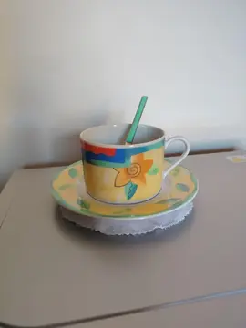 Tasse et soucoupe, petite cuillère assortie