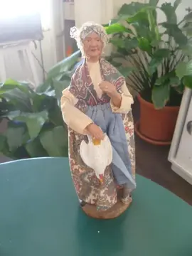 Santon provençal femme avec sa volaille