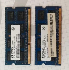 Deux barettes mémoire 2GB PC3 Elpida