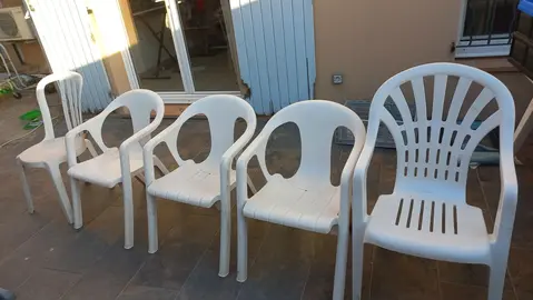 chaises de jardin en plastique blanches