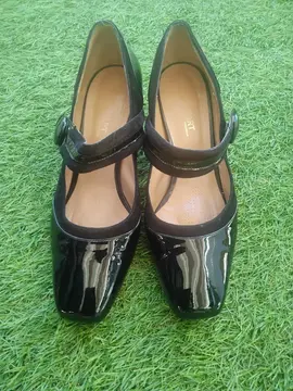 escarpins femme à talons noires brillantes