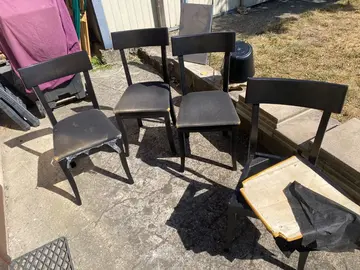 chaises x 4 à retaper.
