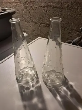 donne bouteilles et petits vases