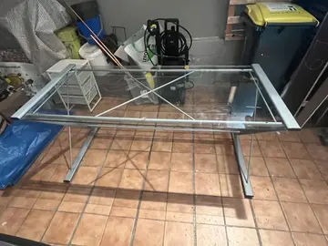 Beau bureau plateau en verre, structure métallique — 70 x 156 cm