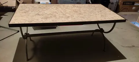 Table basse dessus bois plastifié