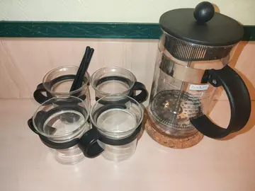 cafetière bodum + 4 tasses.