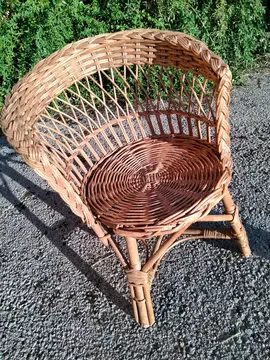 petit fauteuil d'enfant en osier