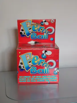 Furet synthétique qui poursuit sa balle.