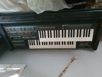 Cabine Leslie et synthétiseur