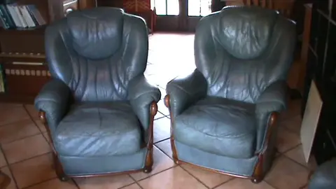 Salon cuir et deux fauteuils, bon état.