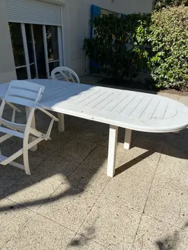 table plastique avec 2 chaises