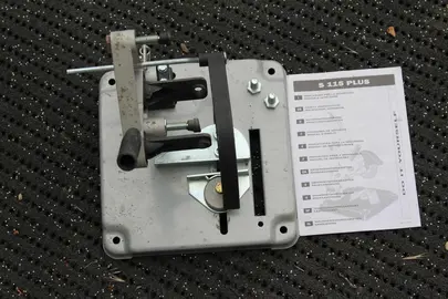 Adaptateur transformant une meuleuse d'angle en tronconneuse à metal