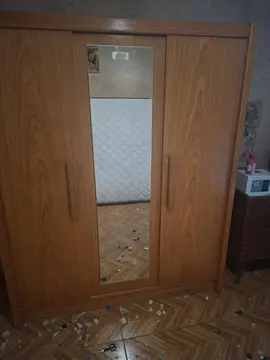 armoire en bois avec miroir