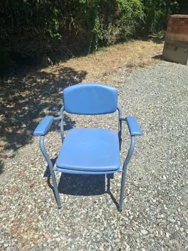 chaise percé