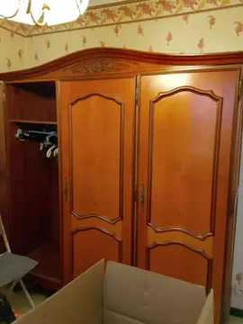 séjour table de cuisine et armoire
