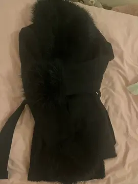 manteau noir fausse fourrure