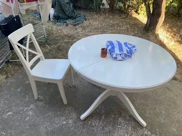 Table ronde et 3 chaises