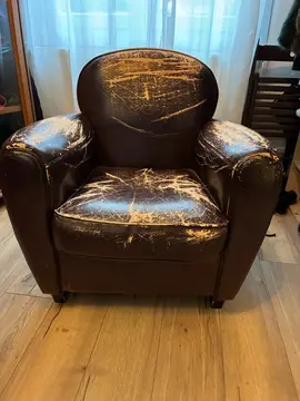fauteuil faux cuir abîmé