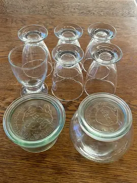 coupes à glaces et deux bocaux