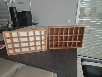 Etagères à petits compartiments