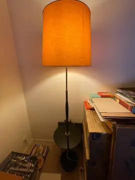 Lampadaire salon avec tablette et abat-jour couleur crème