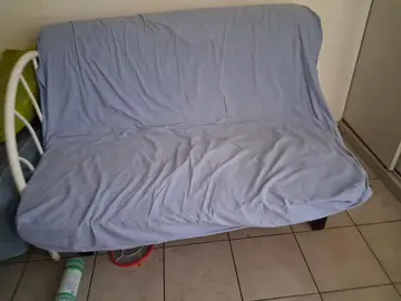 clic clac sur matelas voir photo decousu et 2 ou 3 lattes tienne avc scocht mais sinon