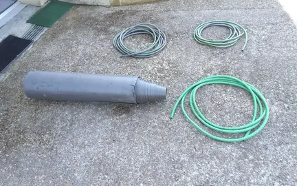 3 longueurs de tuyau d’arrosage + 1 rouleau d’isolant pour parquet flottant etc