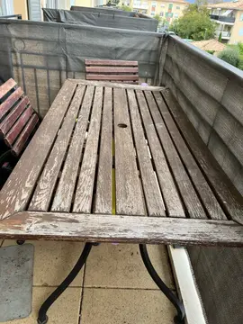 table en bois et fer forgé et 4 chaises pliantes