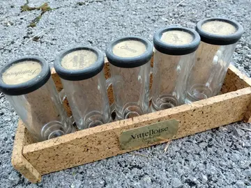 Présentoir de petits flacons