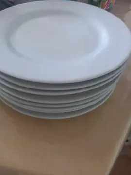 8 assiettes blanches