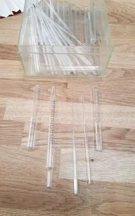tubes à essai et pipettes